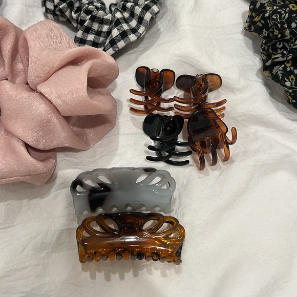 Assorted hair ties, scrunchies, headbands, wooden comb, hair clip claws - Picture 9 of 9